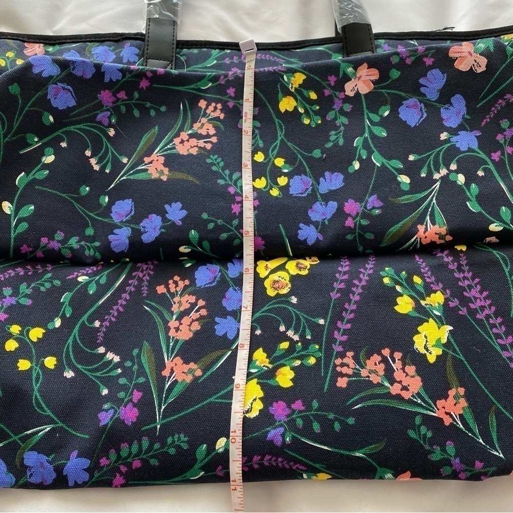 New w/Tag Victoriaβs Secret weekender beach flora print spacious bag - Picture 11 of 15